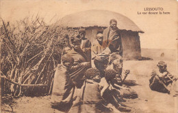 LESOTHO Lessouto Natifs Devant La Hutte Basutoland Carte Vierge Non Circulé (Scans R/V) N° 31 \MP7102 - Lesotho