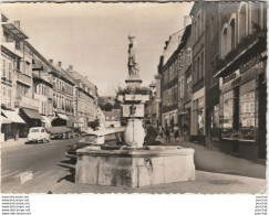 F17- 57) SAINT AVOLD (MOSELLE) RUE HIRSCHAUER ET LA FONTAINE - (VOITURE CITROEN DS 20 Ou ID 19  - 2 SCANS) - Saint-Avold