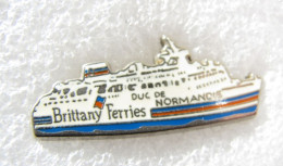 PIN'S   BATEAU  BRITTANY FERRIES   DUC DE NORMANDIE Version  Zamak - Boten