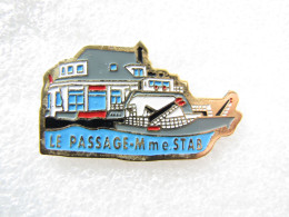 PIN'S   BATEAU  LE PASSAGE Mme STAB - Boten