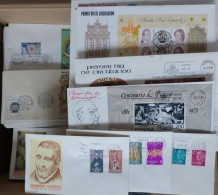 Spanien FDC Sammlung Im Karton Der 60er Bis 80er Jahre Sortenreich In Teils Unterschiedlicher Erhaltung, Besichtigen! - Autres - Europe