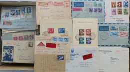 DDR Posten Briefe, Briefmarken, Postkarten Und Ganzsachen In Unterschiedlicher Erhaltung Im Kleinen Karton, Dabei Auch E - Colecciones (en álbumes)