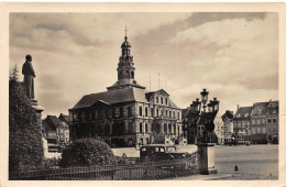 Maastricht - Stadhuis Met Stanfbeeld "Minckelers" - Maastricht