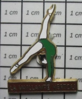 SP04 Pin's Pins / Beau Et Rare / SPORTS / GYMNASTIQUE FEMININE POUTRE CLUB LA VAILLANTE VERTOU - Ginnastica