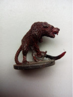 Rat Armé D'une épée. Figurine En Plomb Peinte, Issue D'un Jeu De Rôles. Sous Le Personnage Est Inscrit "GRENADIER 1984" - Altri & Non Classificati