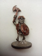 Squelette Armé D'une Hache. Figurine En Plomb Peinte, Issue D'un Jeu De Rôles. Inscriptions Sur Socle "GRENADIER 1984" - Altri & Non Classificati