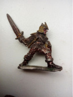 Personnage Armé D'une épée. Figurine En Plomb Peinte, Issue D'un Jeu De Rôles. Aucune Inscription - Altri & Non Classificati