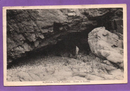(RECTO / VERSO) GROTTES DE KERDREA AVEC PERSONNAGE - SAINT JEAN DU DOIGT -  CPA - Saint-Jean-du-Doigt