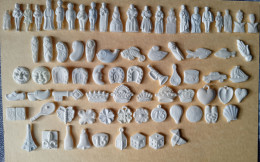 FEVE  - FEVES - LOT DE 78 FEVES ANCIENNES PLASTIQUE DIFFERENTES ! - CERTAINES PAS TRES COURANTES... - Autres & Non Classés