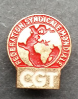 Rare Insigne De Col De Veste Années 40/50 "CGT - Fédération Syndicale Mondiale" Fab. Fraisse-Demey à Paris - Other & Unclassified