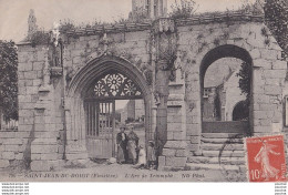 F11-29) SAINT JEAN DU DOIGT -  L '  ARC DE TRIOMPHE - ANIMEE -  EN 1912 - Saint-Jean-du-Doigt