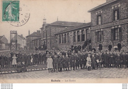 77) REBAIS - LES ECOLES - ANIMEE - HABITANTS - ECOLIERS  -  EN 1913 - Rebais
