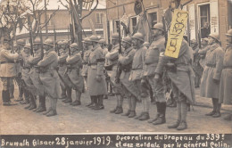 BRUMATH (Bas-Rhin) - Décoration Du Drapeau Du 339e Par Le Général Colin - Guerre 1914-18 - Carte-Photo, écrit (2 Scans) - Brumath