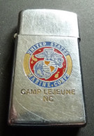 ZIPPO - U.S.S. CAMP LEJEUNE - MARINE CORPS - 1978 - Réf, 834 ( Charnière à Ressouder) - Zippo