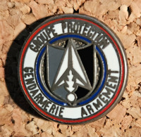 PIN'S GENDARMERIE GROUPE PROTECTION ARMEMENT - Argenté - Signé BOUSSEMART - Police