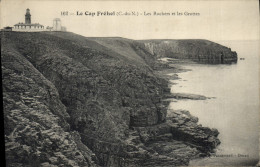CPA Phare Le Cap Frehel Les Rochers Et Les Grottes - Lighthouses