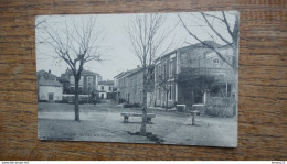 Carte Assez Rare , Vergèze , La Place De La République "" Carte Animée "" - Vergèze