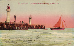 CPA Phare Trouville Barque De Peche Rentrant Dans Les Jetees Bateau De Peche - Lighthouses
