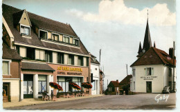 Juvigny Sous Andaine - La Place - Au Bon Accueil CPSM (scan Recto-verso) QQ 1175 - Juvigny Sous Andaine