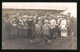 Foto-AK Apolda, Soldaten In Uniform Mit Blumenmädchen Und Edlen Damen, 1916 - Apolda