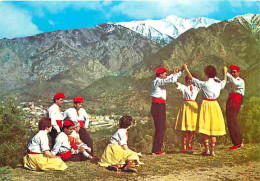 Folklore - Danses - Roussillon - La Sardane - Au Pied Du Mont Canigou - CPM - Voir Scans Recto-Verso - Dans