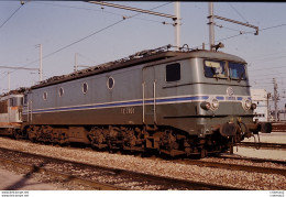 Photo Diapo Diapositive Slide TRAIN Locomotive Electrique SNCF CC 7101 à VSG Le 19/11/1993 VOIR ZOOM - Diapositives (slides)