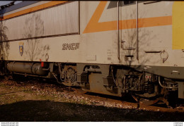Photo Diapo Diapositive Slide TRAIN Locomotive Electrique SNCF BB 22402 Avec Blason à VSG Le 19/11/1993 VOIR ZOOM - Diapositives (slides)
