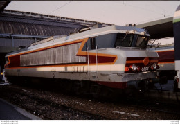 Photo Diapo Diapositive Slide TRAIN Locomotive Electrique SNCF CC 6556 PARIS GARE DE LYON Le 19/11/1993 VOIR ZOOM - Diapositives (slides)