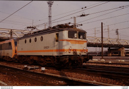 Photo Diapo Diapositive Slide TRAIN Locomotive Electrique SNCF BB 8191 à VSG Le 25/11/1993 VOIR ZOOM - Diapositives (slides)