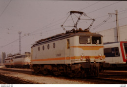 Photo Diapo Diapositive Slide TRAIN Locomotive Electrique SNCF BB 8191 à VSG Le 25/11/1993 VOIR ZOOM - Diapositives (slides)
