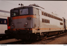 Photo Diapo Diapositive Slide TRAIN Locomotive Electrique SNCF BB 25563 à VSG Le 25/11/1993 VOIR ZOOM - Diapositives (slides)