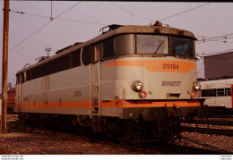 Photo Diapo Diapositive Slide TRAIN Locomotive Electrique SNCF BB 25164 à VSG Le 25/11/1993 VOIR ZOOM - Diapositives (slides)