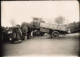 SPECTACULAIRE ACCIDENT Entre Deux CAMIONS Dont Camion "UNIC" - (52038-MA4) - PHOTO ANCIENNE D'époque ( 13x18cm) Dos Vier - Trucks, Vans &  Lorries