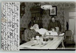 39622084 - Baby Mit Mutter Und Oma Am Kaffeetisch Kachelofen Uhr Puppe - Moederdag