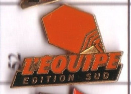 U52 Pin's JOURNAL L'équipe édition Sud Qualité Arthus  Non Signe Presse Média Achat Immédiat - Media