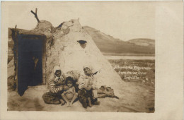 Albanien - Albanische Zigeuner - Familie Vor Ihrer Erdhütte - Albania