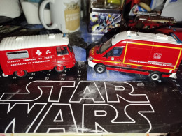 Lot De Vehicules Secoure A Personne Peugeot J7 Et + Mercedes Benz Sprinter 1/43 - Trucks And Trailers