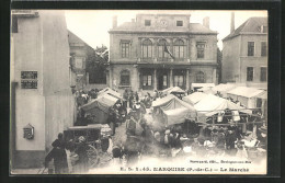 CPA Marquise, Le Marche Et La Mairie - Marquise