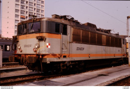 Photo Diapo Diapositive Slide TRAIN Locomotive Electrique SNCF BB 8643 Le 16/02/1994 VOIR ZOOM - Diapositives (slides)