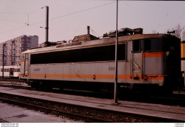 Photo Diapo Diapositive Slide TRAIN Locomotive Electrique SNCF BB 8643 Le 16/02/1994 VOIR ZOOM - Diapositives (slides)