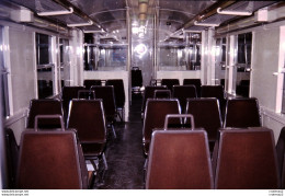 Photo Diapo Diapositive Slide TRAIN Wagon Intérieur De 2ème Classe Banlieue SNCF Z 5300 Le 16/02/1994 VOIR ZOOM - Diapositives (slides)