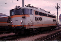Photo Diapo Diapositive Slide TRAIN Locomotive Electrique SNCF BB 20207 Le 22/02/1994 VOIR ZOOM - Diapositives (slides)