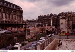 Photo Diapo Diapositive TRAIN Travaux Rue De Chalon PARIS GARE DE LYON SNCF Renault 4L Le 30/04/1992 VOIR ZOOM - Diapositives (slides)