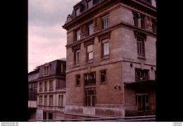 Photo Diapo Diapositive Slide TRAIN Bâtiment PARIS GARE DE LYON SNCF Le 30/04/1992 VOIR ZOOM - Diapositives (slides)