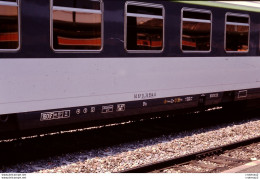 Photo Diapo Diapositive Slide TRAIN Wagon Voiture Voyageurs SNCF Détail Du Marquage Le 08/06/1992 VOIR ZOOM - Diapositives (slides)