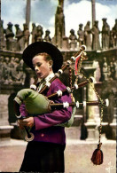 CPM La Bretagne En Coueurs Sonneur De Biniou De Plougastel Daoulas Folklore - Music