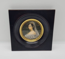 Belle Miniature Peinte , Portrait D'une JEUNE Et NOBLE DAME Vêtue De Dentelle - Autres & Non Classés