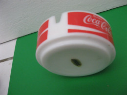 Beau Cendrier Coca Cola Rond Céramique Ou Porcelaine Rouge Et Blanc Bon état - Ashtrays