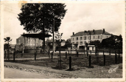 CPA St-YRIEIX Place De La Republique - Le Kiosque (255720) - Saint Yrieix La Perche