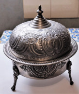 ANCIENNE GROSSE BONBONNIERE MAROCAINE MOYEN OREINT CISELE BON ETAT / POINCON - Zilverwerk